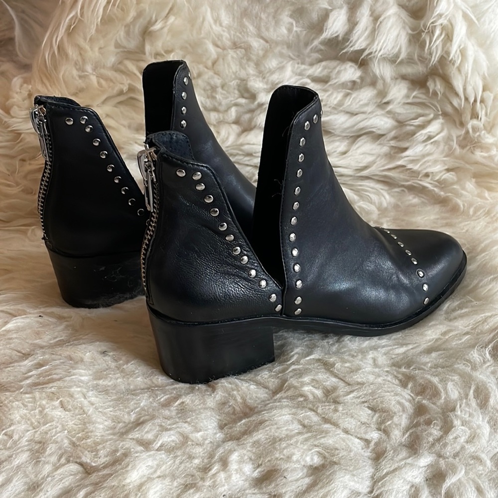 Women’s Steve Madden Black Leather Studded, Deep V Zip Ankle Boot Size 6.5